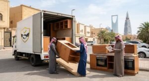 فريق عمل متخصص يقوم بمعاينة وتقييم وشراء الأثاث المستعمل بحالة جيدة ضمن خدمات شراء اثاث مستعمل بالياسمين لضمان تقديم أفضل الأسعار للعملاء.